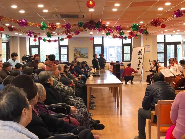 交通社区余勤等献上书法伴奏《琴幽翰墨香，老有所依乐在清怡》