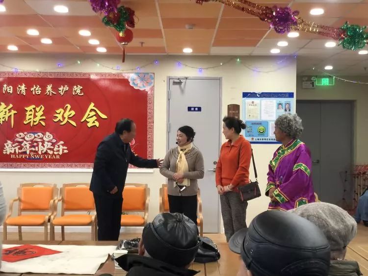 交通社区宋安金等献上小品《清怡养护院里的黄昏恋》