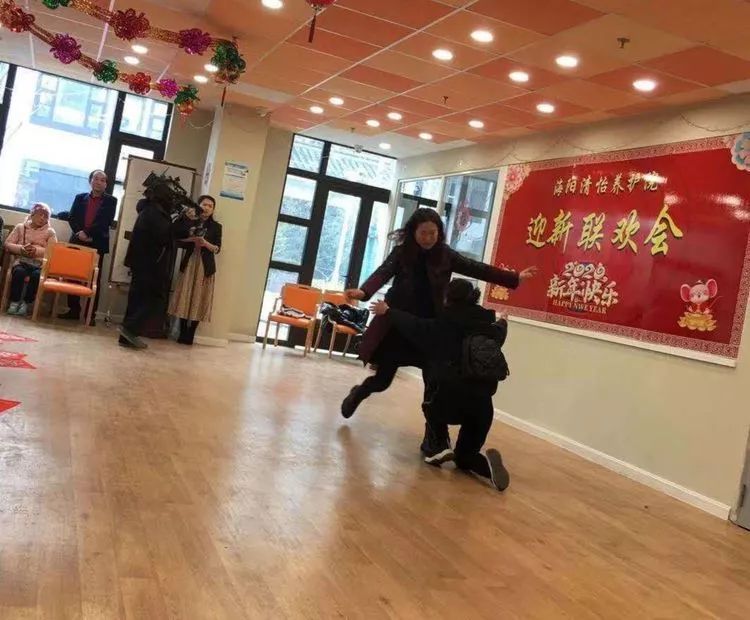 怡园工作人员献上情景剧《跪羊图》