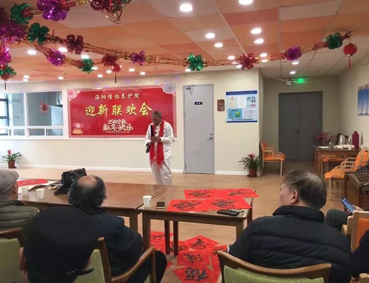 交通社区志愿者献上电吹管独奏《梁祝》、《洪湖水浪打浪》