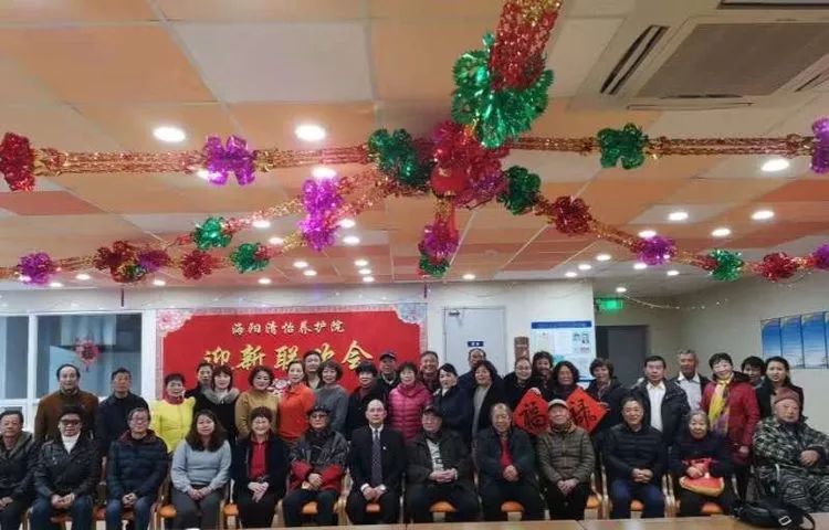 上海宏润书画院赵长麟院长一行和交通社区志愿者同怡园长者合影留念