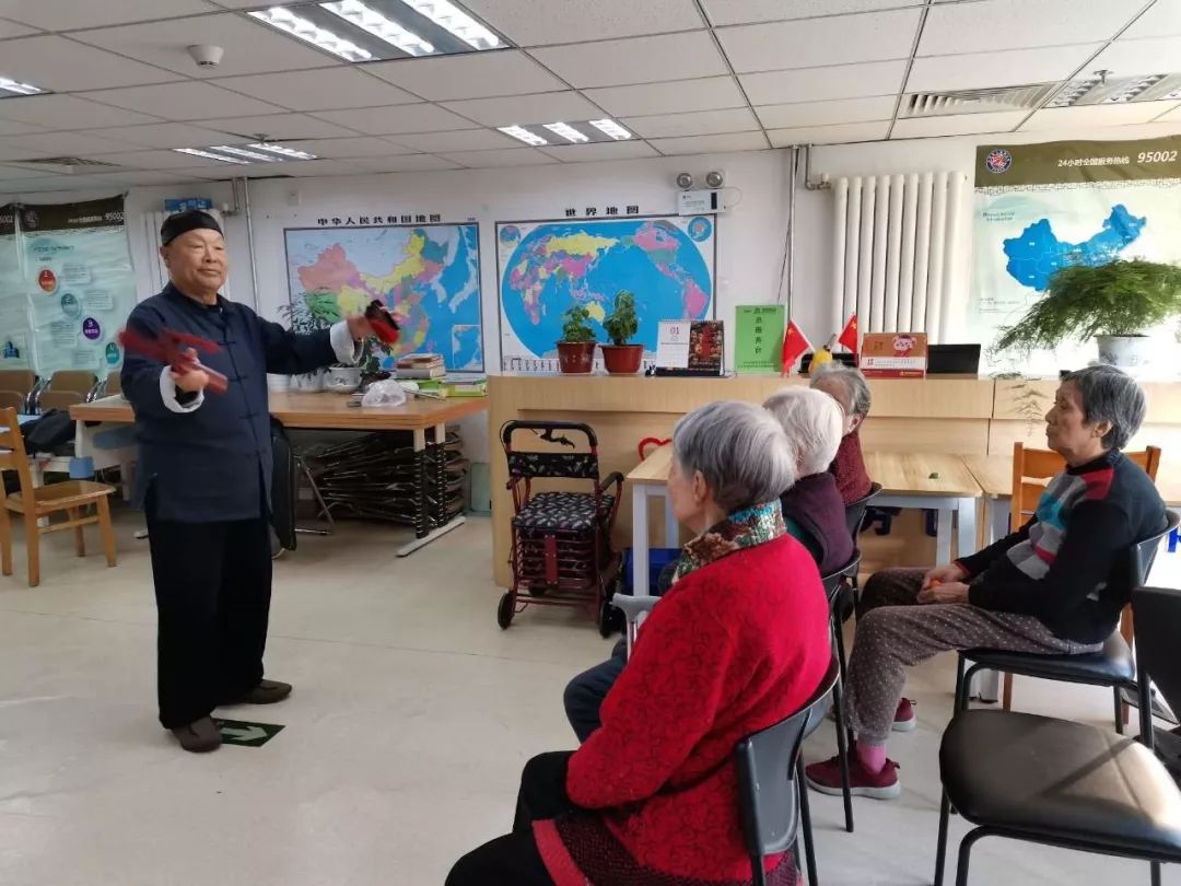 北京海阳崇文门养老院长者欣赏老北京说唱、快板等表演