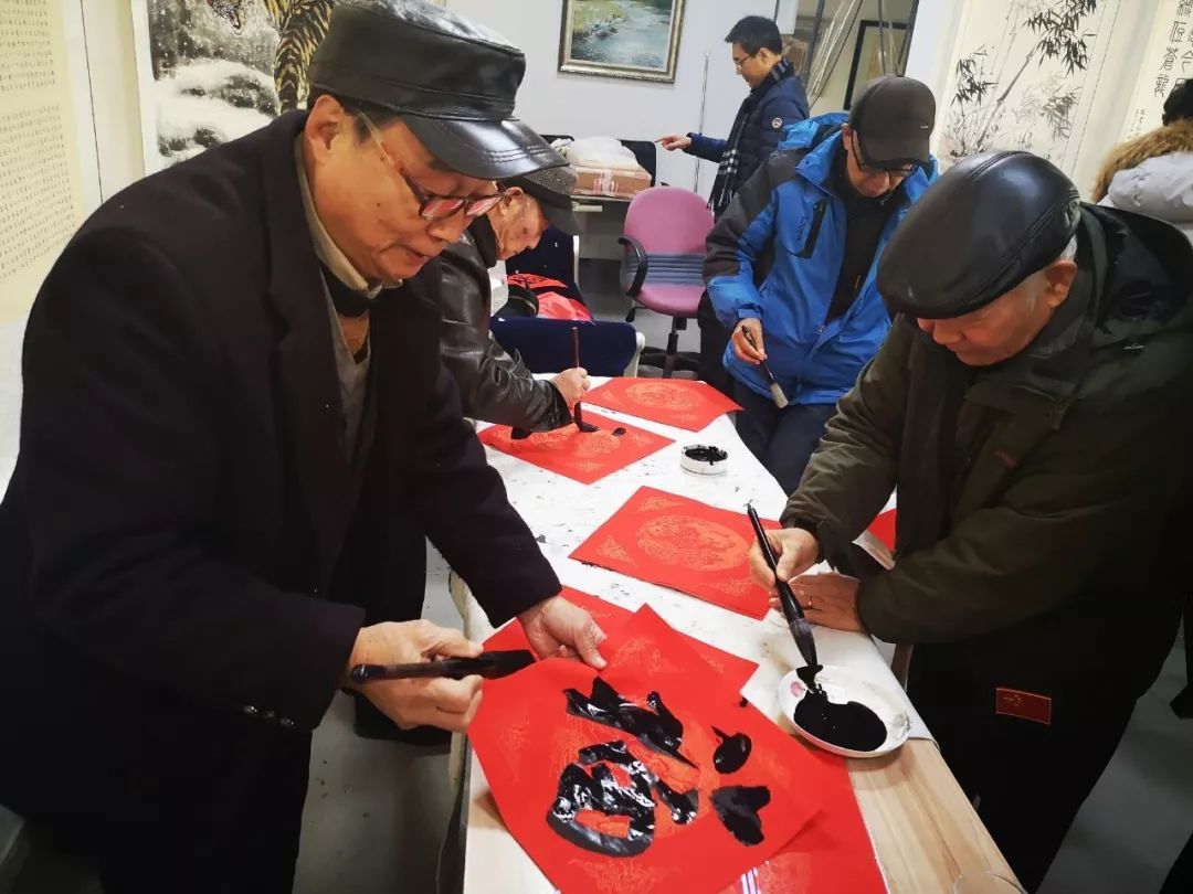 海阳无锡日照中心的长者们写对联喜迎元旦