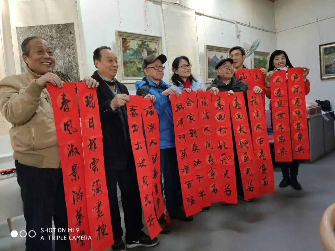 海阳无锡日照中心的长者们写对联喜迎元旦