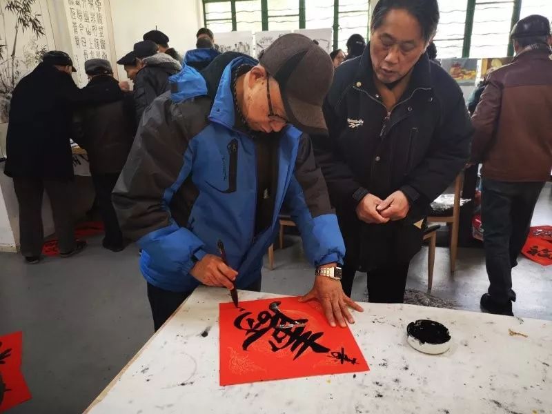 海阳无锡日照中心的长者们写对联喜迎元旦