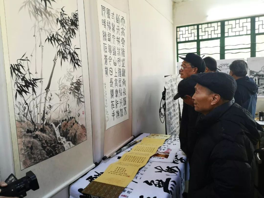 海阳无锡日照中心的长者们写对联喜迎元旦