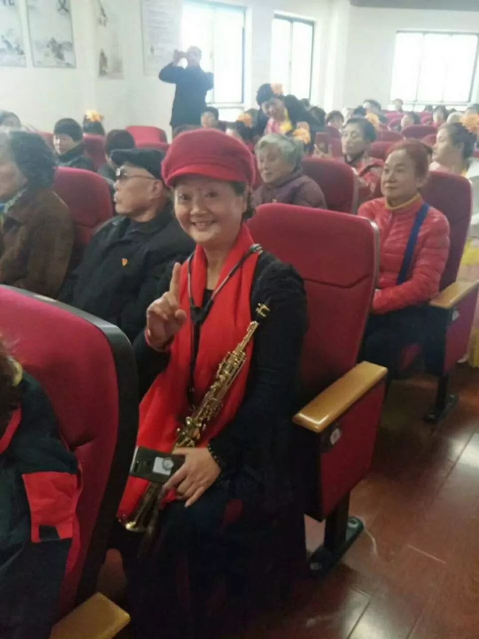 海阳无锡日照中心的长者们写对联喜迎元旦
